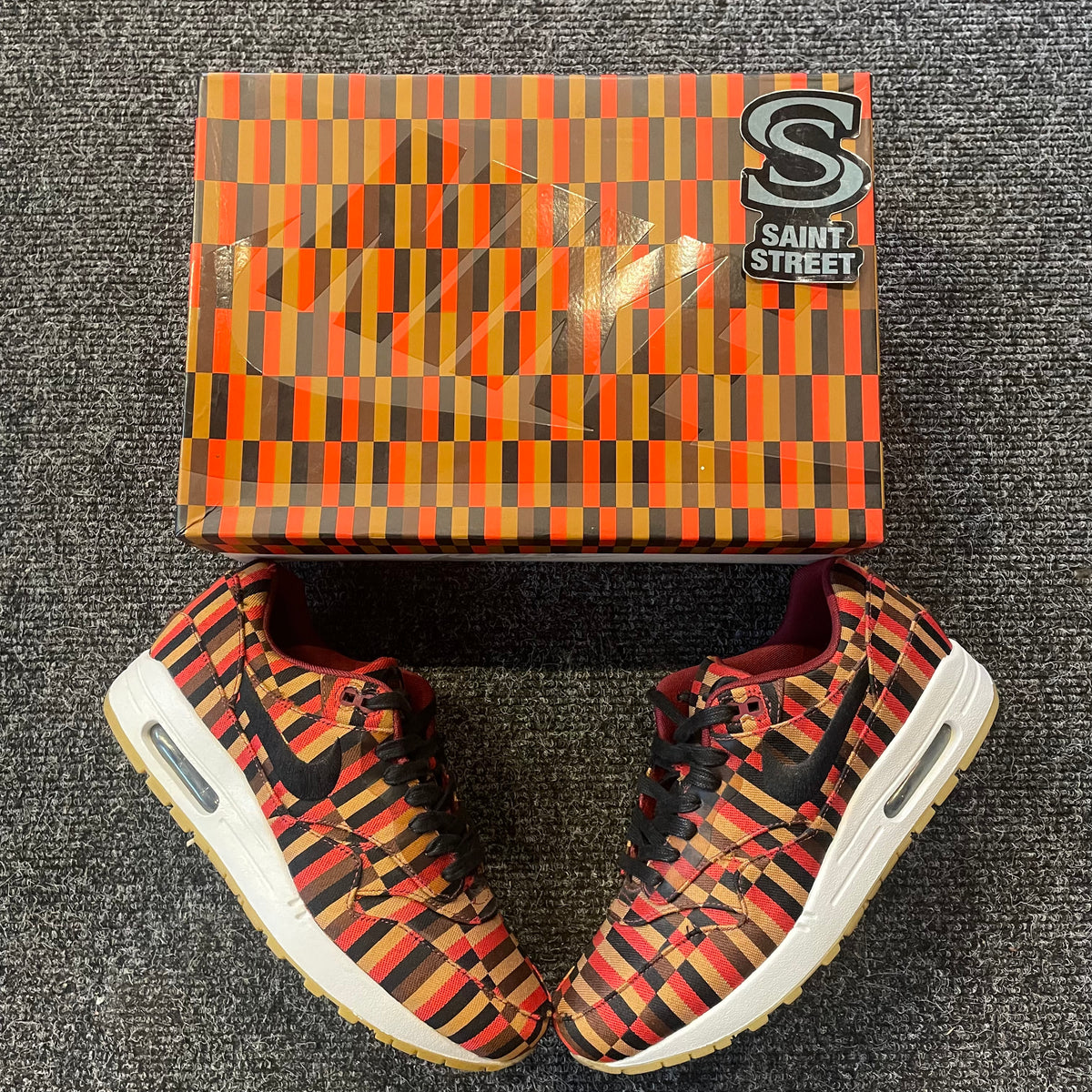 Nike london underground clearance