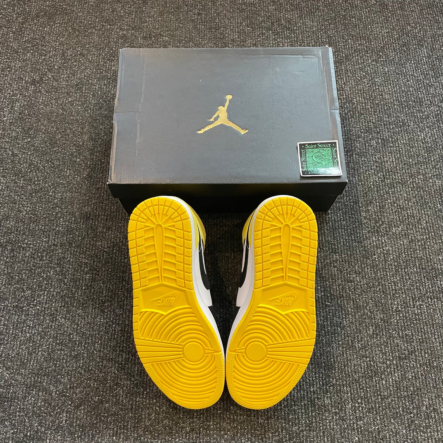 Air Jordan 1 Mid 'New Love'