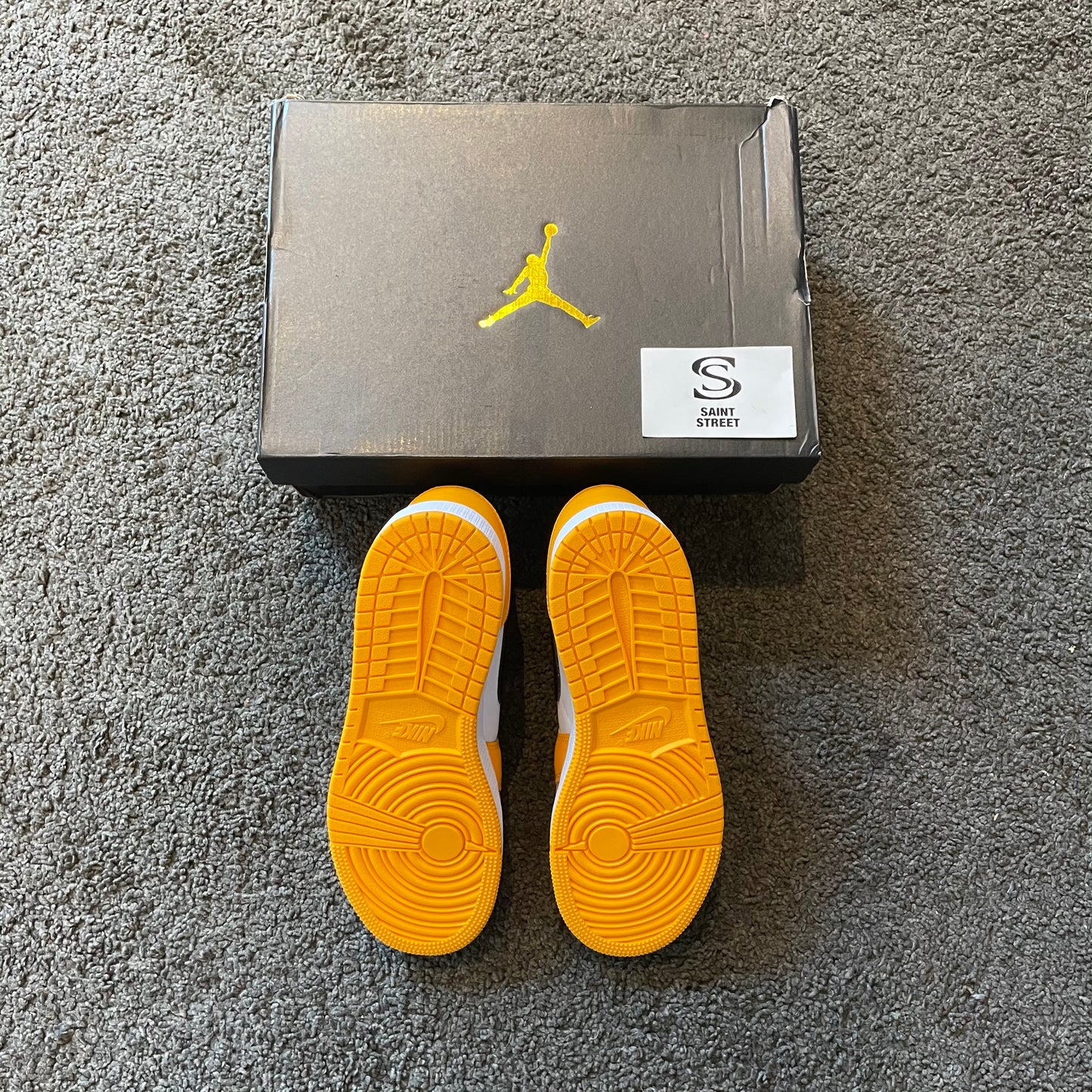 Air Jordan 1 Mid 'Taxi'