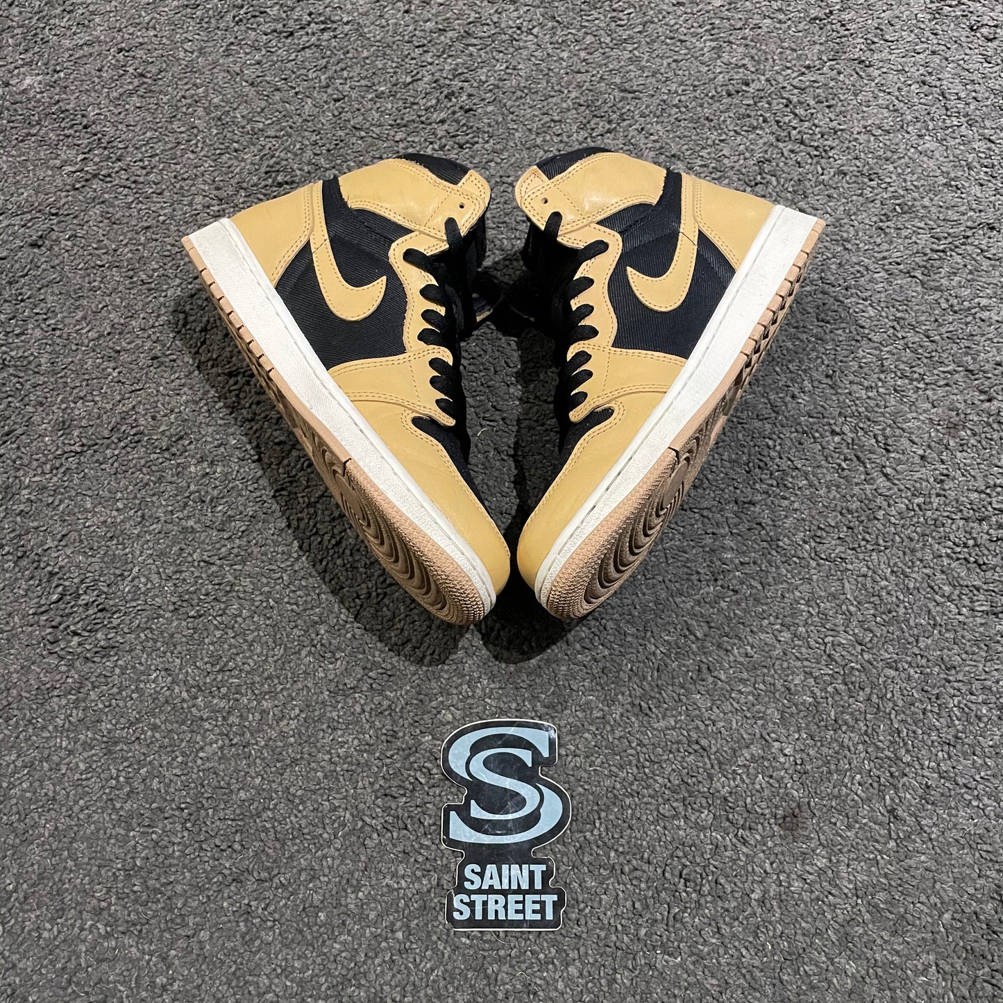 Air Jordan 1 High 'Heirloom'