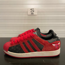 Load image into Gallery viewer, Adidas Superstar &#39;Chicago Bulls&#39; (2006) (Online only)
