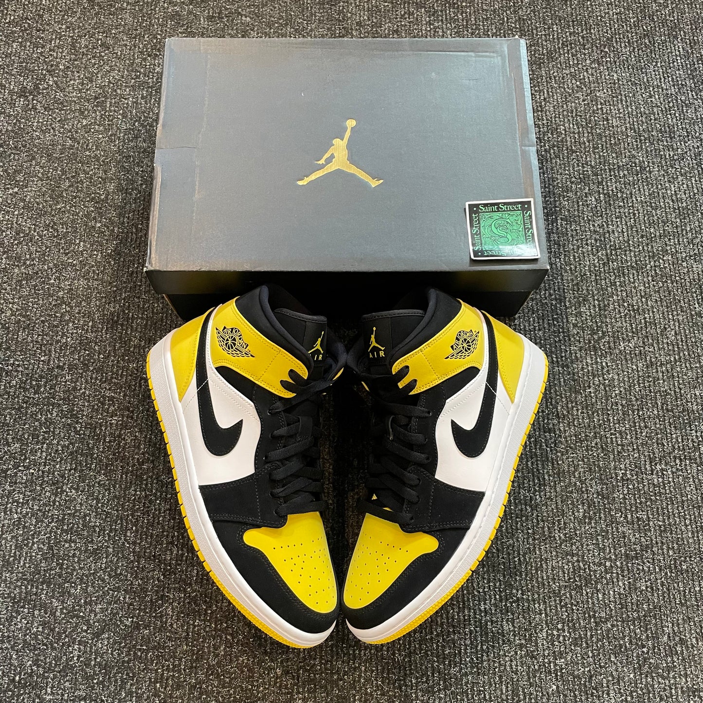 Air Jordan 1 Mid 'New Love'