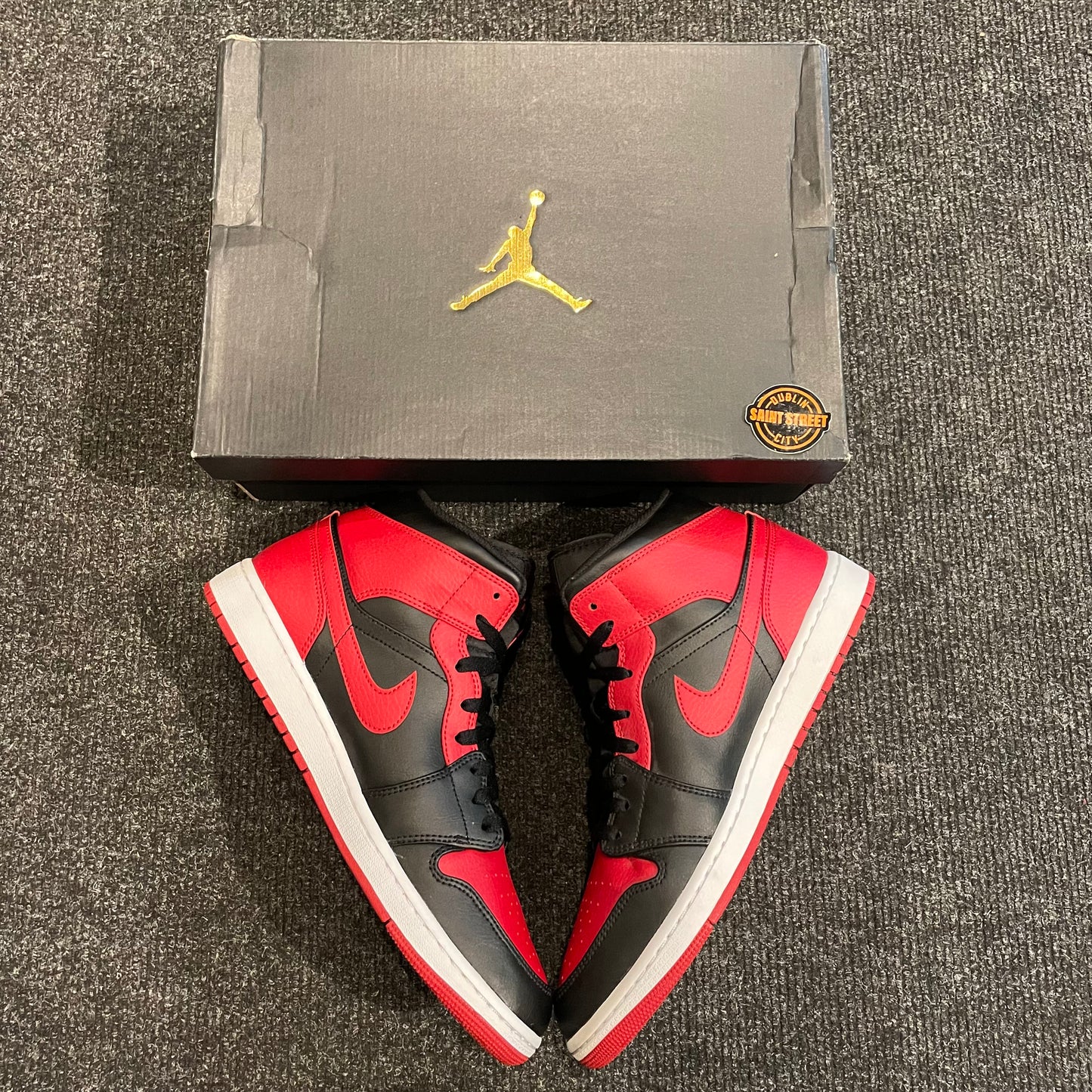 Air Jordan 1 Mid 'Bred'