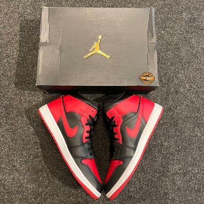 Air Jordan 1 Mid 'Bred'
