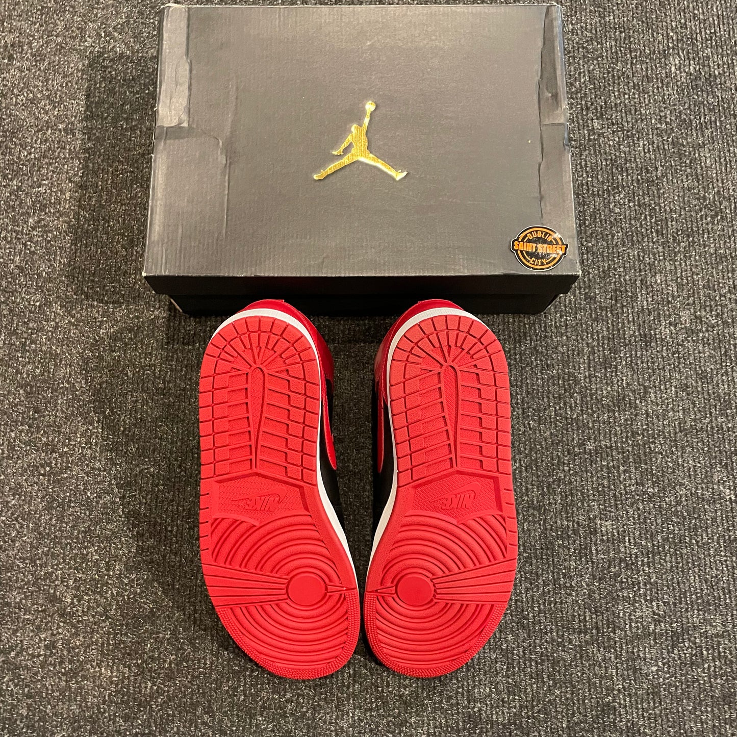 Air Jordan 1 Mid 'Bred'