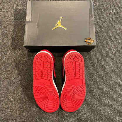 Air Jordan 1 Mid 'Bred'
