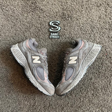 Load image into Gallery viewer, New Balance 2002r Goretex &#39;Grey/Pink&#39;
