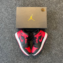 Load image into Gallery viewer, Air Jordan 1 Mid &#39;Bred&#39; (GS)
