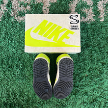 Load image into Gallery viewer, Air Jordan 1 High &#39;Volt&#39;
