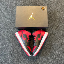 Load image into Gallery viewer, Air Jordan 1 Mid &#39;Bred&#39; (GS)
