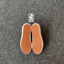 Load image into Gallery viewer, Vans Old Skool (Online only)
