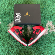 Load image into Gallery viewer, Air Jordan 1 Mid &#39;Bred&#39; (GS)
