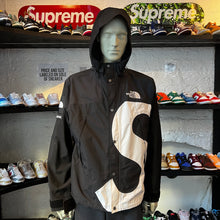 Load image into Gallery viewer, Supreme X TNF &#39;S Logo&#39; Mountain Jacket
