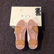 Load image into Gallery viewer, Off White &#39;Out Of Office &quot;OOO&quot; Low Tops

