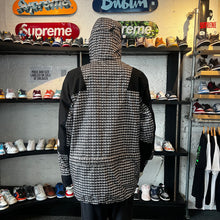 Load image into Gallery viewer, Supreme X TNF &#39;Studded&#39; Mountain Jacket

